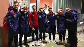 Adriá Vera (con chandal rojo), junto al resto de los componentes del equipo español.