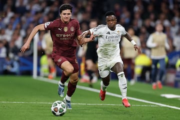 Abdukodir Khusanov y Vincius Jnior, jugadores de Manchester City y Real Madrid, durante el partido de Champions League en el Santiago Bernabu.