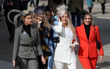 El Festival de Cheltenham, uno de los eventos hípicos más importantes del Reino Unido, se ha convertido en una pasarela de los sombreros más extravagantes.