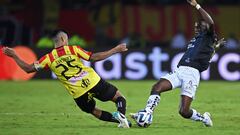 Deportivo Pereira's midfielder Jhonny Vasquez (L) and Independiente del Valle's defender Beder Caicedo fight for the ball during the Copa Libertadores round of 16 first leg football match between Colombia's Deportivo Pereira and Ecuador's Independiente del Valle at the Hernan Ramirez Villegas stadium in Pereira, Colombia, on August 2, 2023. (Photo by Raul ARBOLEDA / AFP)