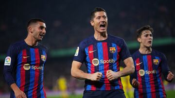 Robert Lewandowski celebra con Ferran Torres y Gavi el 2-0 ante el Cádiz.