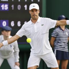 Bautista salva con un gran partido el día negro de la Armada