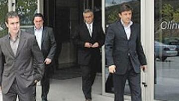 <b>TODOS CON ÉL</b>. Gil sigue en la UCI de la Clínica Cemtro, pero las visitas y muestras de apoyo tampoco cesaron ayer. Manzano, Toni Muñoz y Aguilera acudieron en representación de la plantilla y no faltaron amigos como Carmen Sevilla, José Hidalgo o la familia Calderón.