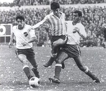 Con el Racing de Avellaneda se proclamó campeón de la Copa Libertadores y de la Copa Intercontinental en 1967.