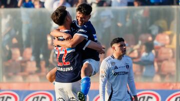 Futbol, Universidad Catolica vs Colo Colo.
Fecha 5, Liga de Primera 2025
El jugador de Universidad Catolica Diego Corral, centro, celebra con Alfred Canales tras marcar un gol contra Colo Colo durante un partido de primera division disputado en el estadio Santa Laura en Santiago, Chile.
06/07/2025
Andres Pina/Photosport
Football, Universidad Catolica vs Colo Colo.
5th turn, First Division League 2025
Universidad Catolica player Diego Corral, center, celebrates with Alfred Canales after scoring against Colo Colo during a first division match at the Santa Laura stadium in Santiago, Chile.
06/07/2025
Andres Pina/Photosport
