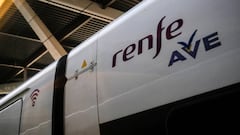 Vag&oacute;n de un tren AVE de Renfe en las v&iacute;as de la Estaci&oacute;n de Atocha, en Madrid (Espa&ntilde;a), a 6 de febrero de 2020.