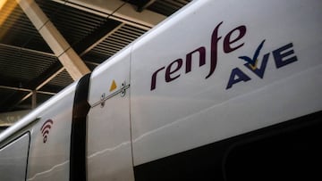 Vag&oacute;n de un tren AVE de Renfe en las v&iacute;as de la Estaci&oacute;n de Atocha, en Madrid (Espa&ntilde;a), a 6 de febrero de 2020.