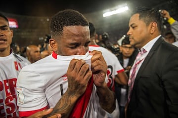 Peru's Jefferson Farfan (C) cries after defeating New Zealand by 2-0 and qualifying for the 2018 football World Cup, in Lima, Peru, on November 15, 2017. / AFP PHOTO / Ernesto BENAVIDES