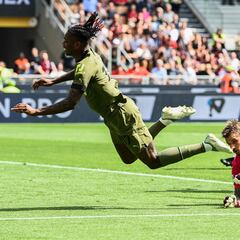 Leao asusta, Theo es un tren