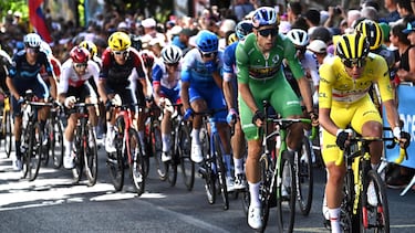 UAE Team Emirates team's Slovenian rider Tadej Pogacar (R), wearing the overall leader's yellow jersey, and Jumbo-Visma team's Belgian rider Wout Van Aert (2nd R), wearing the sprinter's green jersey, sprint to the finish line of the 8th stage of the 109th edition of the Tour de France cycling race, 186,3 km between Dole in eastern France and Lausanne in Switzerland, on July 9, 2022. (Photo by Anne-Christine POUJOULAT / AFP)
