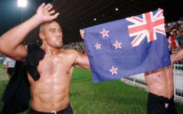 Jugador de rugby de Nueva Zelanda. Falleció a los 40 años de edad el 18 de noviembre del 2015.
