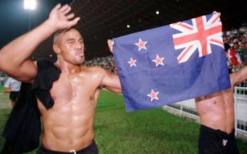 Jugador de rugby de Nueva Zelanda. Falleció a los 40 años de edad el 18 de noviembre del 2015.