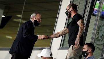 Florentino y Sergio Ramos, en el palco del Real Madrid.