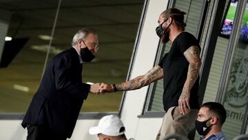 Florentino y Sergio Ramos, en el palco del Real Madrid.