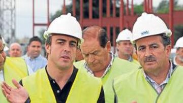 <b>LAS OBRAS DE SU MUSEO SIGUEN A BUEN RITMO</b> Fernando Alonso pudo explicar al presidente del Principado, Vicente Álvarez Areces (a la izquierda), y al alcalde de Llanera, José Avelino Sánchez (a la derecha), los detalles del complejo deportivo que llevará su nombre.