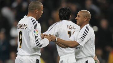 Roberto Carlos y Ronaldo, en un partido con el Real Madrid.