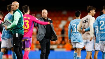 Rafa Benítez saluda a Iván Villar a la conclusión de la eliminatoria de la Copa del Rey entre el Valencia y el Celta de la temporada 2023-2024.