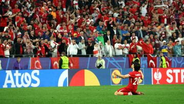 Kadioglu celebra la primera victoria de Turquía en la Eurocopa frente a su afición.