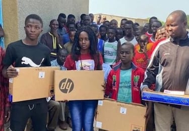 La solidaridad de Man¨¦: construye un colegio en su pueblo y regala 400 euros a los mejores alumnos