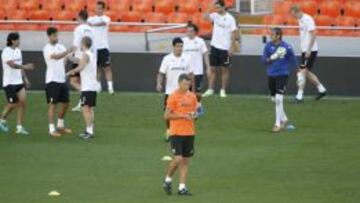 HUBO CHARLA. Djukic se encerró ayer con sus jugadores en Mestalla. Antes del entrenamiento volvieron a hablar.