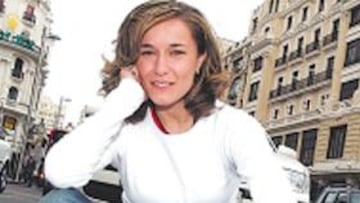 <b>DESENCANTADA. </b>Belén Asensio sentada en la Gran Vía de Madrid.