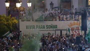 Aficionados del Córdoba celebran el ascenso a Segunda.