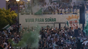 Aficionados del C車rdoba celebran el ascenso a Segunda.