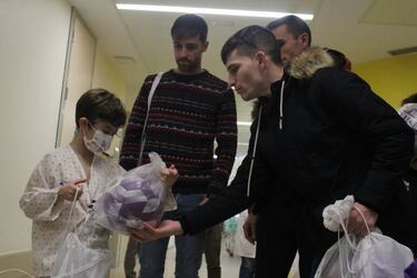 Jugadores del Real Valladolid visitan a niños hospitalizados