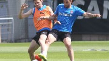 Sergio Garcia (dcha.) pugna por un balón.