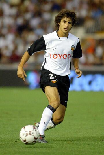 El futbolista argentino fichó por el Valencia en el 2001 donde jugó hasta el 2006 cuando fue fichado por el Zaragoza. Militó en el club aragonés durante dos temporadas (06/07/ y 07/08). 