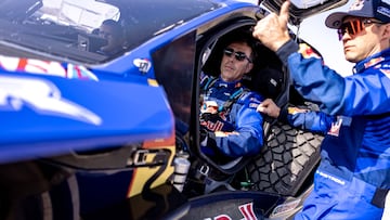 Nani Roma, subido en el Ford del Dakar.