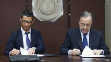 Minutos antes de las dos de la tarde, Florentino P&eacute;rez y Cristiano Ronaldo accedieron a la sala de trofeos para llevar a cabo el acto protocolario de la firma del contrato.