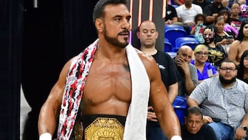 Alberto El Patrón previo a una función de lucha libre.