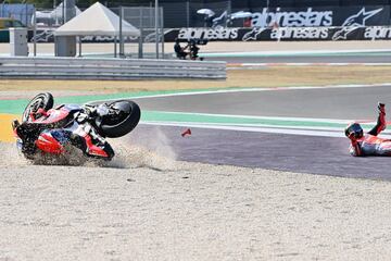 Francesco Bagnaia lo tenía todo para llevarse la victoria en Misano, pero el neumático trasero le falló en la curva seis dejando a Maverick en cabeza de carrera.
