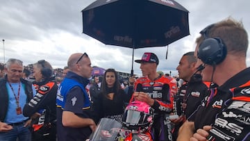 Aleix en la parrilla de Australia, con Doohan hablando con su jefe de mecánicos.