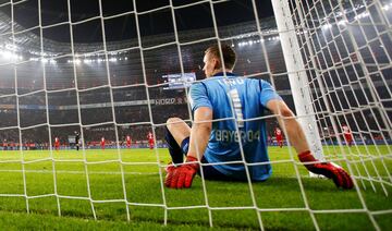 La impotencia de Leno tras su volada que no evitó el golazo de James.