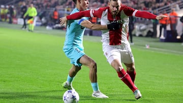 Antwerp (Belgium), 13/12/2023.- Vincent Janssen (R) of Antwerp in action against Hector Fort of Barcelona during the UEFA Champions League group stage soccer match between Royal Antwerp and FC Barcelona, in Antwerp, Belgium, 13 December 2023. (Liga de Campeones, Bélgica, Amberes) EFE/EPA/OLIVIER MATTHYS
