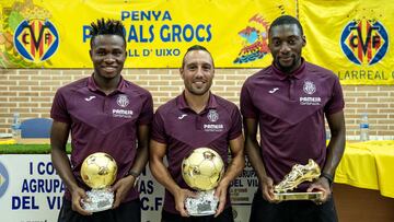 Samu, Cazorla y Ekambi posan con sus galardones.