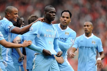 El Manchester City buscaba hacerse hueco en el fútbol europeo tirando de talonario fichando a jóvenes talentos a desarrollar como Yaya Touré, David Silva...
Tras conseguir el triplete en 2010 con el Inter, el conjunto milanés aceptó la oferta de 30 millones por el delantero italiano. Como skyblue Balotelli jugó 80 partidos y anotó 30 goles.