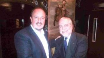 El técnico y el presidente del Nápoles sellan el acuerdo. © twitter de De Laurentiis.
