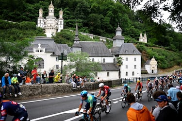 El pelotón pasa por el Santuario de Notre-Dame de Bétharram en la localidad de Lestelle-Bétharram.