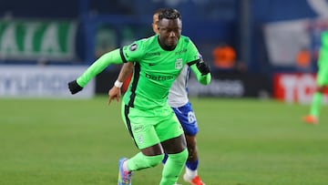 . MONTEVIDEO (URUGUAY), 28/05/2025.- Juan Zapata (atrás) de Nacional disputa el balón con Marino Hinestroza de Atlético Nacional este miércoles, en un partido de la fase de grupos de la Copa Libertadores en el estadio Gran Parque Central en Montevideo (Uruguay). EFE/Gaston Britos
