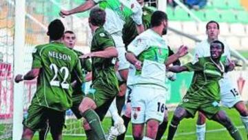 <b>DOS CARAS. </b>El Elche despegó ante el Betis.