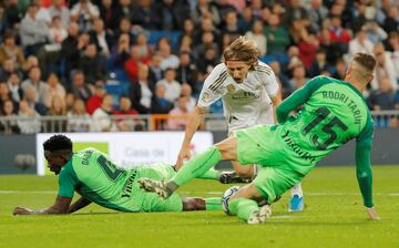 Jugada del penalti de Omeruo sobre Luka Modric.