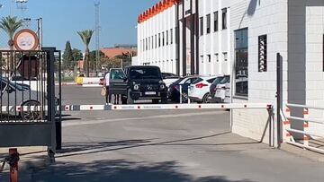 Cillessen pasa por la Ciudad Deportiva tras su operación