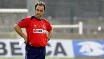 <b>ESPERA. </b>Martín Lasarte, en un entrenamiento de la Real.