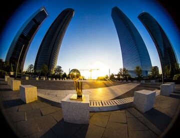 El Larry O'Brien con las Cuatro Torres de fondo.