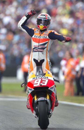 Marc Márquez celebra la victoria en MotoGP.