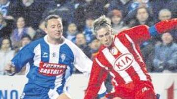 <b>OCASIÓN FALLADA. </b>En el minuto 38, Torres, solo ante Maestro, disparó fuera tras marcharse de Riaño en una buena jugada individual.