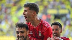 VILLARREAL (CASTELLÓN), 08/10/2023.-  El delantero de la UD Las Palmas Marc Cardona (c) celebra su gol durante el partido correspondiente a la jornada 9 de LaLiga que disputan Villarreal y UD Las Palmas este domingo en el estadio de La Cerámica. EFE/ Andreu Esteban
